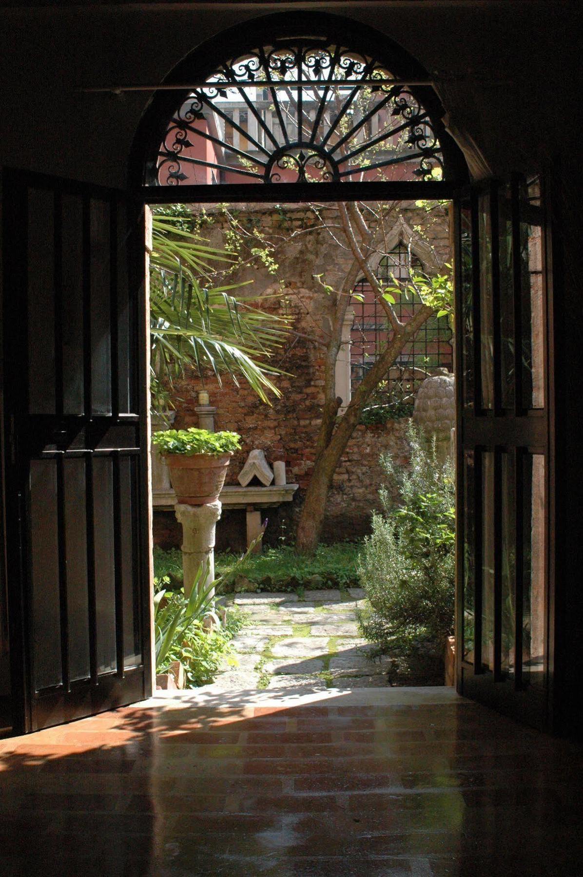 Appartamento Garden Ca' Rezzonico Veneza Exterior foto
